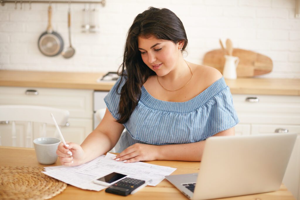 a woman planning a budget for vacation
